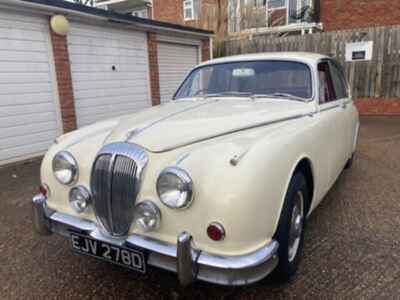 Daimler 250 V8 66 Auto in Old English White