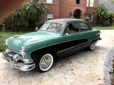 1951 Ford Crestliner Black