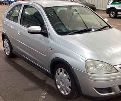 vauxhall corsa 1 4 Design   AUTO 25000 genuine miles, 10 service stamps