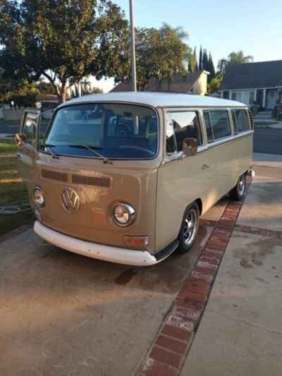 1970 Volkswagen Bus / Vanagon 1970 VOLKSWAGEN BUS DELUXE / NEW PAINT / REBUILT MOTOR