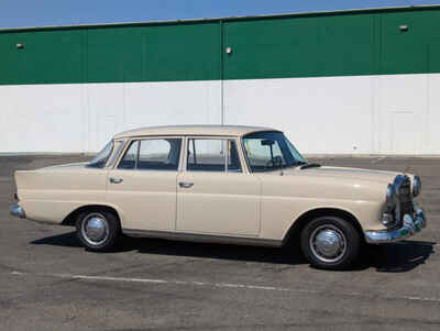 1966 Mercedes-Benz 200 Classic 4D Sedan