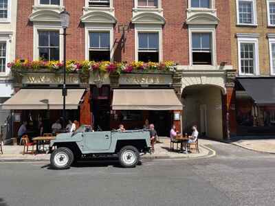 Land Rover lightweight Show Stopper V8