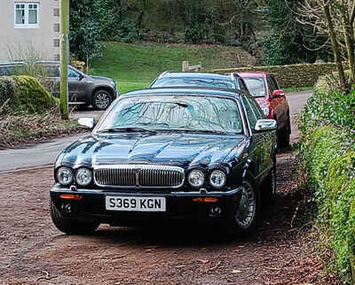 Daimler XJ8 V8 4 0 LWB saloon (Jaguar X308) Low miles MOT FAIL -SPARES OR REPAIR