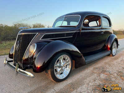 1937 Ford Deluxe Tudor Sedan Resto-Rod